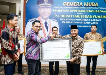 Pj Bupati Apriyadi Diganjar Penghargaan karena Berkomitmen Beri Perlindungan Kepada Para Pencari Nafkah di Muba
