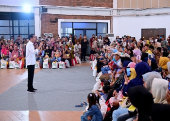 Jokowi Serahkan Bantuan Beras kepada Warga di Tangerang Selatan