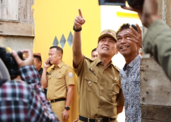 Ratu Dewa Datangi Rumah Warga di Kelurahan Talang Semut yang Ambruk Diterjang Angin Kencang