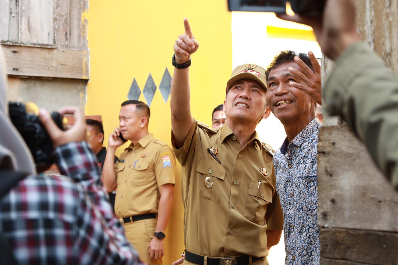 Ratu Dewa Datangi Rumah Warga di Kelurahan Talang Semut yang Ambruk Diterjang Angin Kencang
