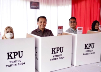 Pj Gubernur Agus Fatoni Nyoblos di TPS 35 Palembang