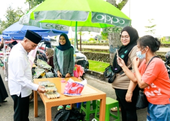 PKL di Depan Rumah Dinas Teriaki Pj Bupati Apriyadi: Jangan Bubarkan Kami Pak