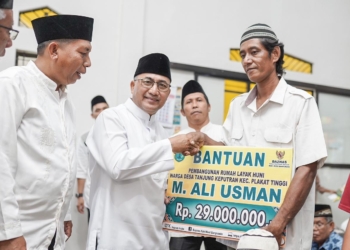 Pj Bupati Muba Apriyadi Bawa Bantuan Bedah Rumah Hingga Paket Sembako