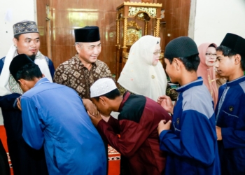 Bareng Istri, Pj Bupati Apriyadi Beri Sembako dan THR untuk Santri Santriwati Ponpes Al Fath