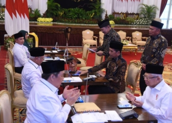 Jokowi dan Ma’ruf Amin Serahkan Zakat melalui Baznas