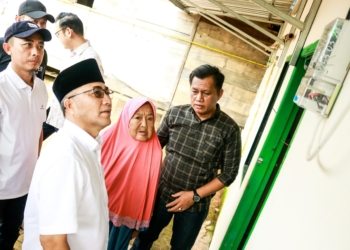 Nenek Suhartini Kaget, Pagi-pagi Rumahnya Dipasang Listrik oleh Pj Bupati Apriyadi