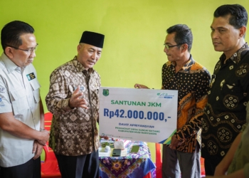 Pj Bupati Apriyadi Antar Langsung Santunan BPJS Ketenagakerjaan ke Kediaman Almarhum Sekdes Sungai Batang