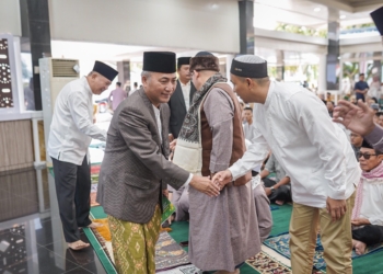 Bareng Keluarga dan Warga Muba, Pj Bupati Apriyadi Salat Id di Rumah Dinas