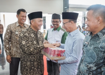 Sambut Lebaran, Pj Bupati Apriyadi Beri Bingkisan untuk RT RW dan Kadus di Sekayu