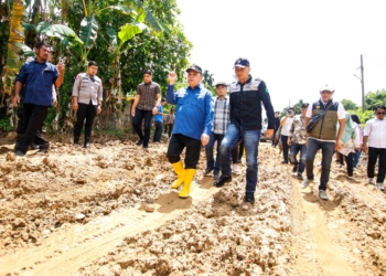 Perdana, Pj Bupati Sandi Fahlepi Tinjau Jalan Rusak di Jirak Jaya