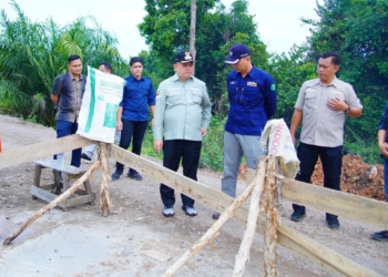 Pj Bupati Sandi Fahlepi Blusukan Tinjau Infrastruktur Jalan