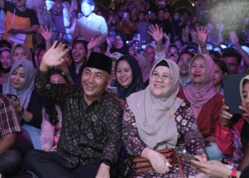 Membaur Bareng Warga Saat Pembukaan MTQ XXX, Sekda Apriyadi dan Istri Tuai Pujian