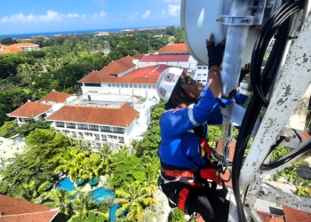 Seorang teknisi XL Axiata sedang melakukan pemeliharaan dan optimalisasi perangkat BTS (Base Transceiver Station) di Nusa Dua, Kabupaten Badung, Bali, beberapa waktu yang lalu. XL Axiata memastikan kesiapan jaringan 4G miliknya guna mensukseskan gelaran event internasional di ajang World Water Forum (WWF) ke-10, yang berlangsung pada 18-25 Mei 2024 di Nusa Dua, Bali. Berbagai persiapan di lapangan telah tuntas, mulai dari peningkatan kapasitas sampai dengan optimalisasi jaringan layanan data. Untuk pengamanan selama gelaran event internasional ini, XL Axiata juga bekerjasama dengan Polri dalam penyediaan jaringan data untuk penggunaan Body Worn Camera.