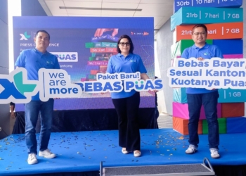 Group Head XL Axiata West Region, Ibu Desy Sari Dewi (tengah), Head of Sales XL Axiata West Southern Sumatra 1, Trisna Gunawan (paling kanan), dan Head of Sales XL Axiata West Southern Sumatra 2, Budi Utama Lubis (paling kiri) saat peluncuran Paket Baru “Bebas Puas” di Kota Bandar Lampung, Rabu (5/6).
