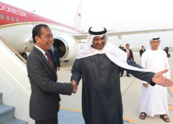 Tiba di Abu Dhabi, Presiden Jokowi Disambut Langsung Presiden MBZ di Bandara Zayed