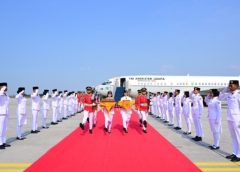 Sang Merah Putih dan Teks Proklamasi Tiba di Jakarta, Kirab Berlanjut ke Monas