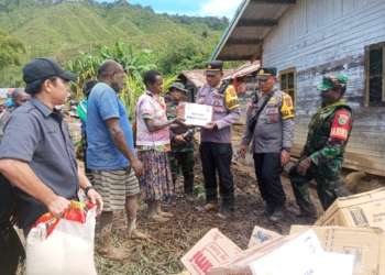 TNI-Polri Beri Bantuan Korban Longsor di Dogiyai