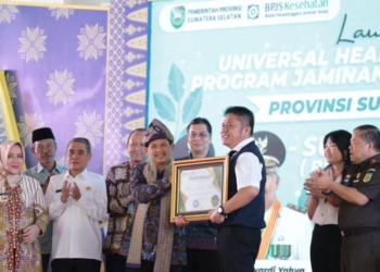 Program Berobat Gratis Pakai KTP Inisiasi “Herman Deru”, Hantarkan Provinsi Sumsel Raih Penghargaan UHC dari Wapres RI