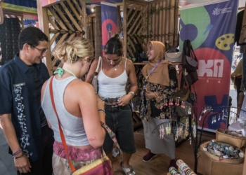 Menparekraf Bangga Wisman Borong Produk UMKM Peserta AKI 2024 di Labuan Bajo