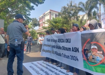 Puluhan Masyarakat Geruduk Kantor Gubernur, Minta Elen Setiadi Segera Copot Sekda OKU, Jika Tidak Pergi Dari Sumsel