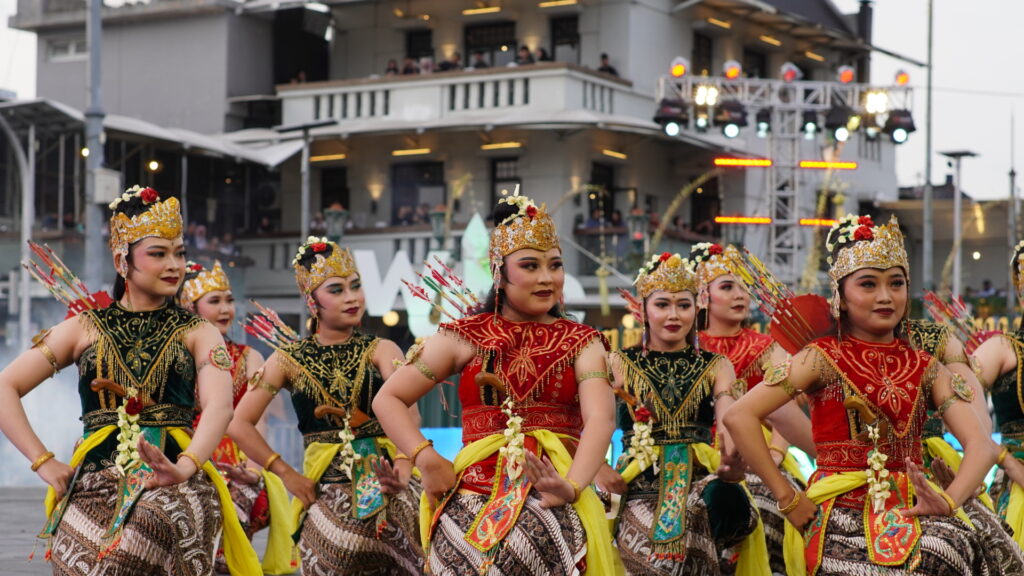 Kelompok Penari asal Kota Bandung yang sedang menampilkan kesenian tarinya di arena WJNC #9