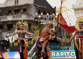 Para penari tradisional asal Barito Timur menampilkan tarian khas daerah mereka pada gelaran WJNC #9