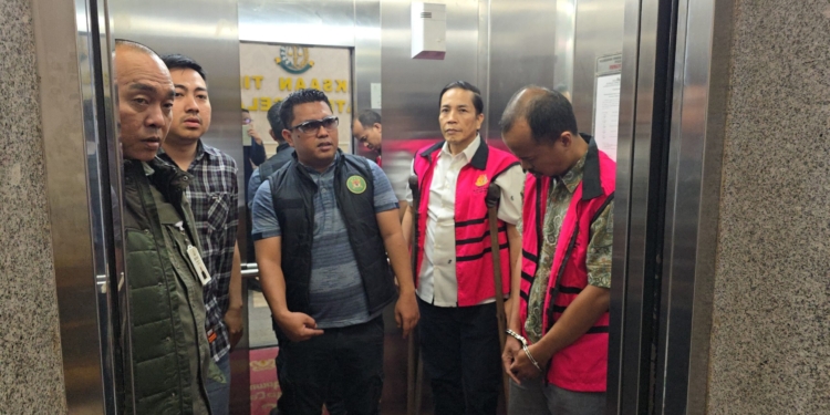 Pakai Rompi Oranye, Kadisnakertrans Sumsel dan Stafnya Ditetapkan Tersangka