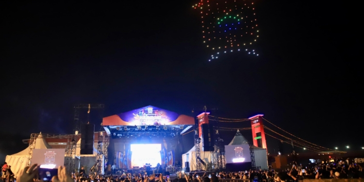 Pertunjukan Drone Show Sambut Tahun Baru 2025 di Jembatan Ampera Palembang