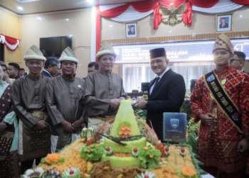 Sekda Sumsel Edward Candra Hadiri Paripurna HUT OKU Timur ke-21