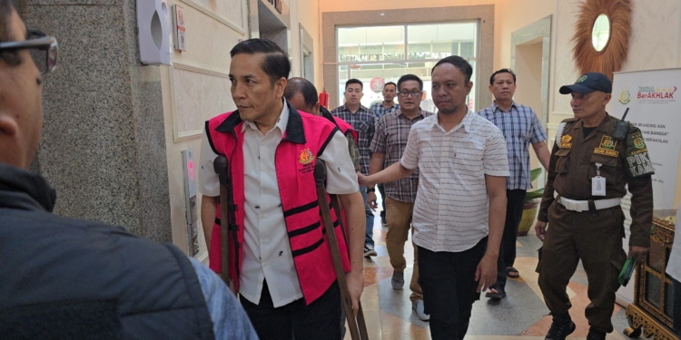 Pakai Rompi Oranye, Kadisnakertrans Sumsel dan Stafnya Ditetapkan Tersangka