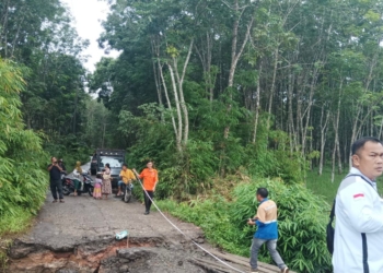 Curah Hujan Tinggi Sebabkan Jalan Amblas di Muba Sedalam 2 Meter
