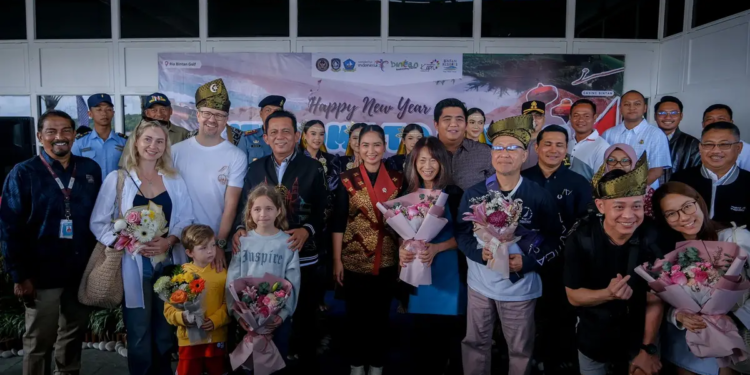 Momen Penyambutan Wisman Pertama Tahun 2025 di Jakarta, Bali, dan Kepulauan Riau