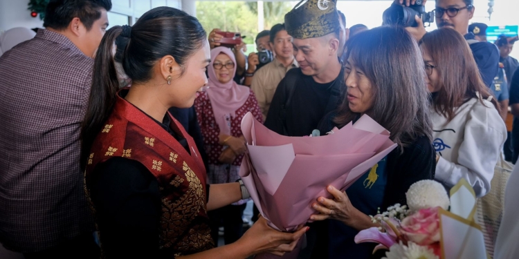 Momen Penyambutan Wisman Pertama Tahun 2025 di Jakarta, Bali, dan Kepulauan Riau