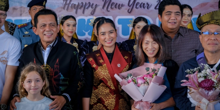 Momen Penyambutan Wisman Pertama Tahun 2025 di Jakarta, Bali, dan Kepulauan Riau