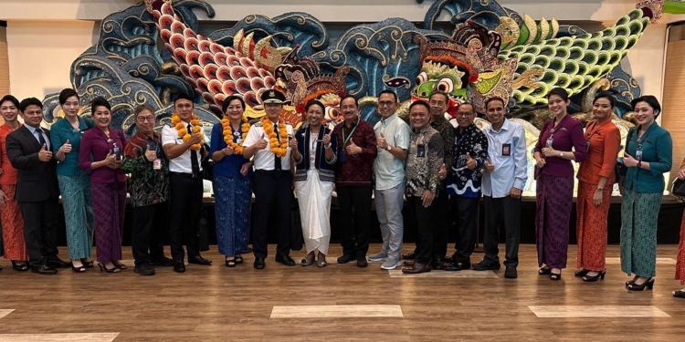 Momen Penyambutan Wisman Pertama Tahun 2025 di Jakarta, Bali, dan Kepulauan Riau