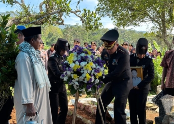 Kapolri Listyo Sigit Berikan Kenaikan Pangkat Anumerta Kepada Bripka Andithya Munartono