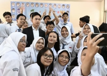 Wapres Gibran Tinjau MBG di SMA Negeri 60 Jakarta