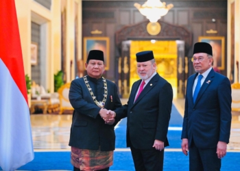 Presiden Prabowo Dianugerahi Tanda Kehormatan Darjah Kerabat Johor di Malaysia