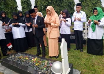 Ziarah Makam Pahlawan, Kakanwil Berharap ASN Kemenag Sumsel Belajar Dedikasi, Semangat Juang, dan Pengorbanan