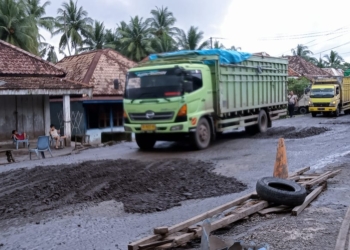 Camat Sanga Desa dan Warga Timbun Jalan Rusak di Lintas Lubuk Linggau-Sekayu