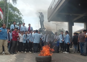 Ratusan Mahasiswa Palembang Gelar Aksi Indonesia Gelap di DPRD Sumsel