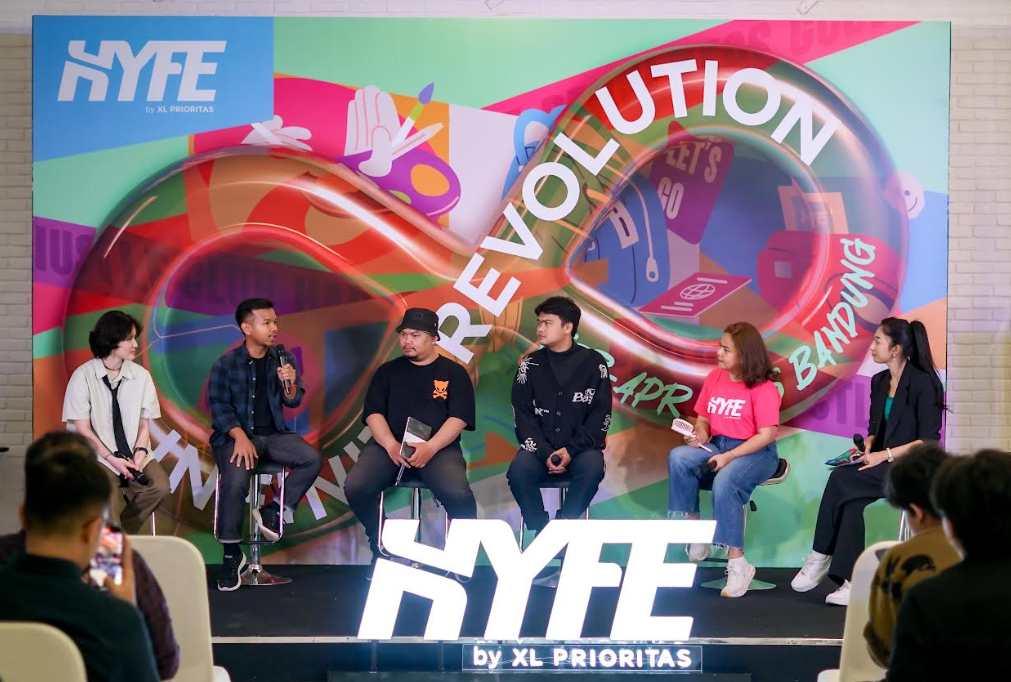 HYFE Bandung 4_ Group Head Premium Segment XL Axiata, Randu Zulmi (dua dari kanan) bersama perwakilan kreator/komunitas kreatif asal Bandung pada pembukaan rangkaian HYFE Infinity Revolution, yang digelar di Bandung, Sabtu (8/2). Sebagai inisiatif pertama HYFE berkolaborasi dengan komunitas, Infinity Revolution diharapkan dapat menjadi gerakan berkelanjutan yang membawa dampak nyata bagi anak muda Indonesia.