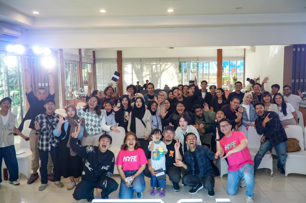 HYFE Bandung 4_ Group Head Premium Segment XL Axiata, Randu Zulmi (dua dari kanan) bersama perwakilan kreator/komunitas kreatif asal Bandung pada pembukaan rangkaian HYFE Infinity Revolution, yang digelar di Bandung, Sabtu (8/2). Sebagai inisiatif pertama HYFE berkolaborasi dengan komunitas, Infinity Revolution diharapkan dapat menjadi gerakan berkelanjutan yang membawa dampak nyata bagi anak muda Indonesia.