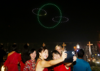 Langit Surabaya Memukau: 'The 1st Drone Show & Lunar Party' Persembahan Spektakuler dari Soirée Rooftop Bar