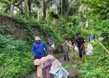 Bukit Asam (PTBA) Bersama Masyarakat Gotong Royong Bersihkan Sungai di Sidodadi