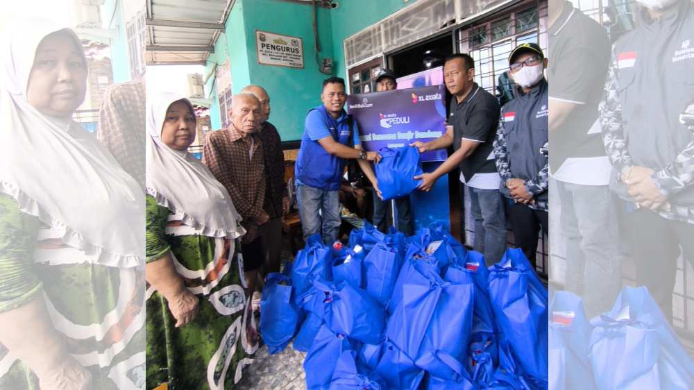 Territory Sales XL Axiata area Bandar Lampung, Aditya Widiyanto (tiga dari kanan), menyerahkan bantuan untuk korban bencana banjir di Warga Kampung Baru, Kelurahan Way Lunik, Kecamatan Panjang, pekan lalu. XL Axiata memastikan secara umum semua layanan telekomunikasinya aman, tidak terdampak secara signifikan oleh terjadinya bencana banjir di Bandar Lampung.