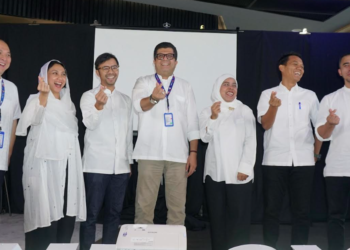 (Ki-ka) Group Head Home Product Marketing XL Axiata, Julius Goeinawan, Head Youth Marketing Communication XL Axiata, Nahdiah Estu Pawestri, Head Premium Product Management XL Axiata, Pandji Alif Faizal, Chief Corporate Affairs XL Axiata, Marwan O Baasir, Group Head Mass Segment XL Axiata, Puput Hidayat, Head Strategic Operation & Automation XL Axiata, Jhon Paber Ompusunggu dan Group Head Corporate Communication & Sustainability XL Axiata, Reza Mirza, dalam acara update kesiapan jaringan XL Axiata dan promo spesial Ramadan dan Lebaran di Jakarta. Kamis (27/2). XL Axiata telah melakukan sejumlah langkah strategis untuk memastikan jaringan tetap optimal. Beberapa kesiapan utama yang sudah dilakukan meliputi penambahan kapasitas di lebih dari 2000 BTS dan penempatan 120 MBTS. Selain itu XL Axiata juga menyiapkan beragam promo menarik untuk pelanggan XL Prabayar, AXIS, XL PRIORITAS, XL SATU, XL Axiata Business Solutions yang bisa didapatkan pelanggan mulai 28 Februari hingga 2 April 2025.