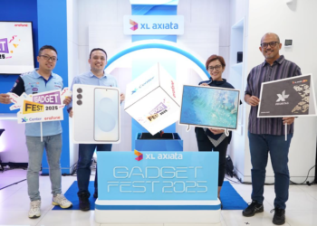 (kika) Group Head Indirect Channel Management XL Axiata, Junius Khoestadi, Group Head Direct Channel Management XL Axiata, Muhamad Novan Adilandy, Head B2C Operator Erafone, Diana Maretra Sevi, EVP of Enterprise, Operator & PPOB Erajaya Digital, Theodorus Agung Wijanarko foto bersama usai melakukan prosesi Launching Gadget Fest 2025 di XL Center Central Park Mall Jakarta, Jumat (28/2). XL Axiata kembali menghadirkan program bundling perangkat terbaru melalui ajang Festival Gadget XL Center 2025 yang akan berlangsung mulai 28 Februari hingga 31 Maret 2025. Program ini memberikan berbagai promo menarik bagi pelanggan, termasuk penawaran spesial bundling Smartphone dan Smart TV dengan harga mulai dari Rp 1, selain itu pelanggan juga bisa mendapatkan kuota data lebih besar hingga dua kali lipat, serta ekstra cashback hingga Rp 799 ribu.