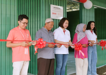 Kiri-kanan: Upan Thamrin (Project Coordinator Happy Hearts Indonesia), Muhammad Hasan (Pembina Yayasan Syamsul Huda), Julie Anwar (Head of Human Resources OCBC), Aluh Nursehan (Kabid Pengembangan PAUD Dikbudpora Lombok Utara), dan Jenny Hartanto (National Network Head OCBC) pada saat meresmikan Sekolah PAUD Syamsul Huda yang dibangun menggunakan eco-brick yang terbuat dari sampah plastik.