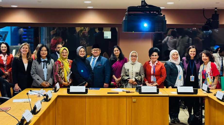 Presiden Direktur & CEO XL Axiata, Dian Siswarini (kiri) pada forum dunia Commission on the Status of Women ke-69 (CWS69) yang berlangsung di Markas Besar Perserikatan Bangsa-Bangsa (PBB), New York, Amerika Serikat, pada 11 - 22 Maret 2025. Melalui keterlibatan langsung di ajang prestisius ini, XL Axiata turut serta dalam side event bertajuk "Shaping an Inclusive Digital Economy: Indonesia & India's Leadership and ASEAN's Collaborative Vision", yang menampilkan peran Indonesia dalam mendorong ekonomi digital inklusif di tingkat regional dan global.